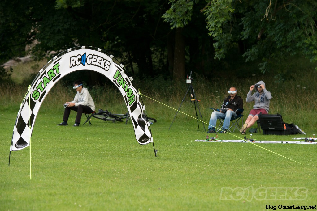 mini-quad-racing-meetup-gate-flying-fpv
